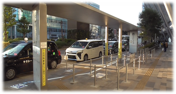 東京駅八重洲口前写真